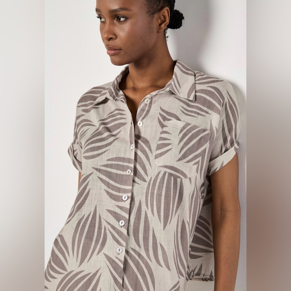 Apricot 🍑 - Chic in Linen Shell Shirt in Sand